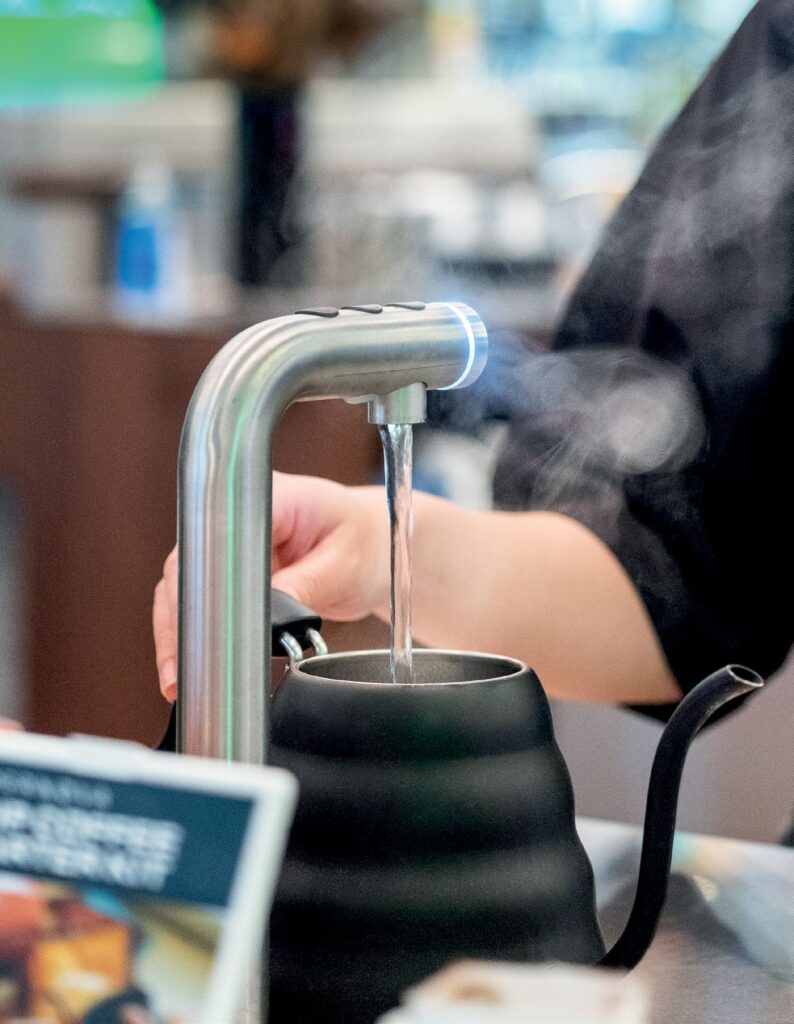 keedetud kuum vesi kraanist tee või kohvi kannu